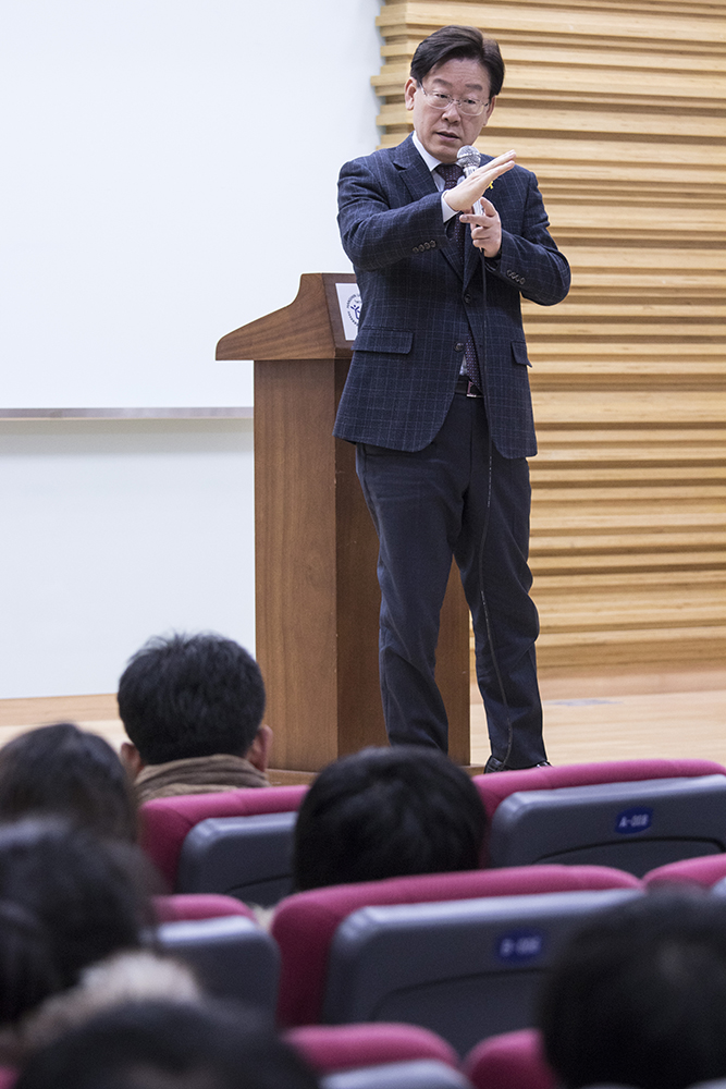이재명 성남시장이 23일 오후 경기도 오산 한신대캠퍼스에서 ‘대한민국 혁명하라’를 주제로 강연을 진행했다. 
