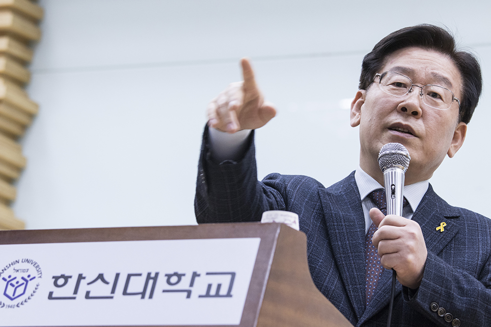 이재명 성남시장이 23일 오후 경기도 오산 한신대캠퍼스에서 ‘대한민국 혁명하라’를 주제로 강연을 진행했다. 