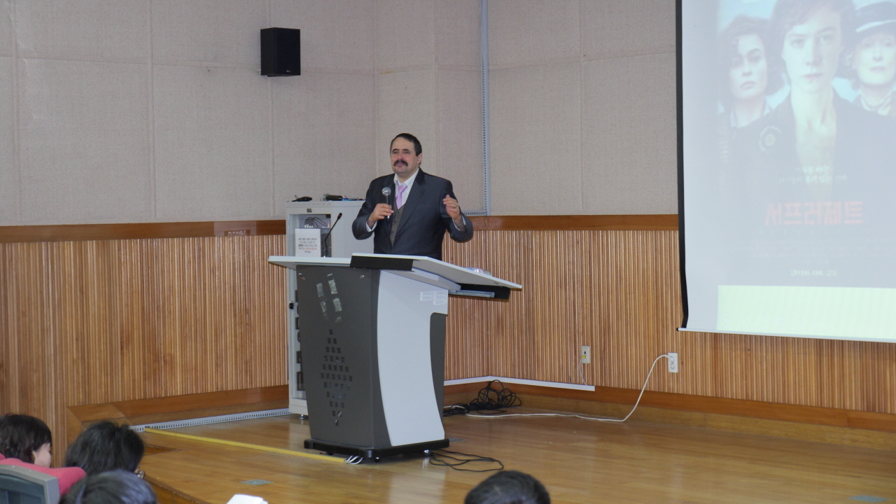 '신자유주의 시대의 민주주의'에 대한 주제로 지난 23일 부산대학교에서 열린 강연회에 참석한 박노자 교수는 '진보운동의 급진성 회복'을 강조했다.