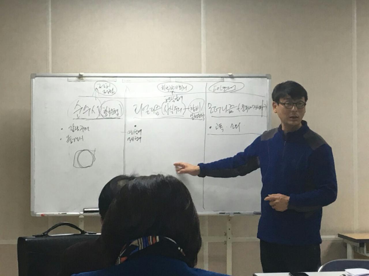 송경동 시인 시의 분류에 대해 강의하고 있는 송경동 시인의 모습