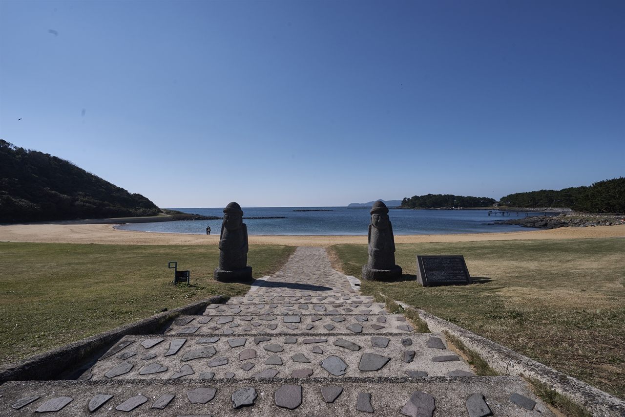  가라쓰 코스의 종착지 '하도미사키(波？岬)' 해변 초입에는 큰 키의 돌 하르방 2개가 우둑 서 있다.