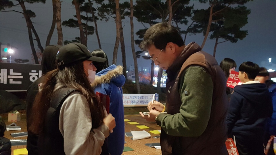  아들이 지난19일 서울 광화문에 있을때 필자는 서산에서 ‘박근혜퇴진 촉구 서산지역 총궐기 및 행진’에서 수능을 마친 고3 수험생을 인터뷰 하고 있었다