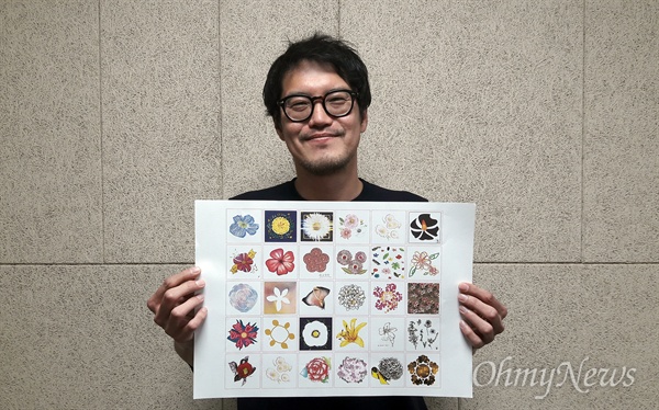 촛불집회 현장에서 '차벽을 꽃벽으로' 프로젝트를 진행하고 있는 미술가 이강훈(43)씨.
