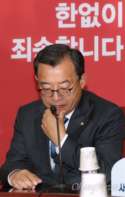 새누리당 이정현 대표가 24일 오전 서울 여의도 당사에서 열린 최고위원회의에 굳은 표정으로 참석하고 있다.