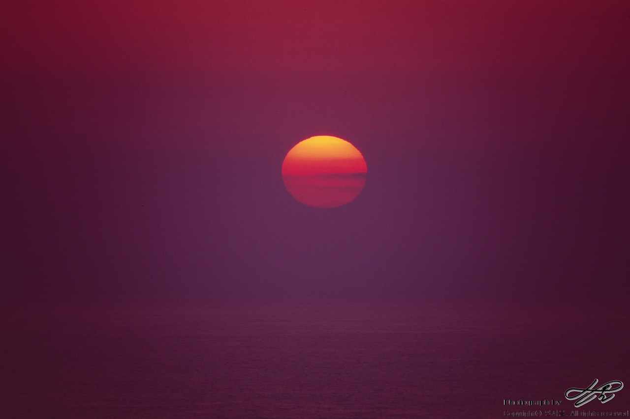 추자도의 붉은 해 35mm슬라이드 필름. 나바론 하늘길에서 담은 붉은 해. 500mm 반사식 렌즈로 찍었다.