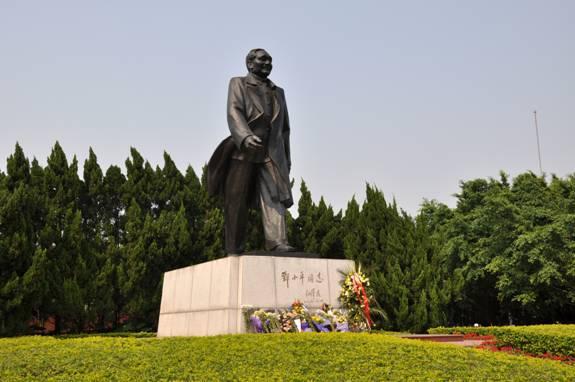 마오쩌둥 동상은 많이 있지만 덩샤오핑 동상은 이곳과 덩의 고향 광안에 있는게 전부다