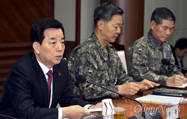  24일 서울 용산구 국방부 대회의실에서 열린 전군 주요지휘관 회의에서 한민구 국방부장관이 발언하고 있다.