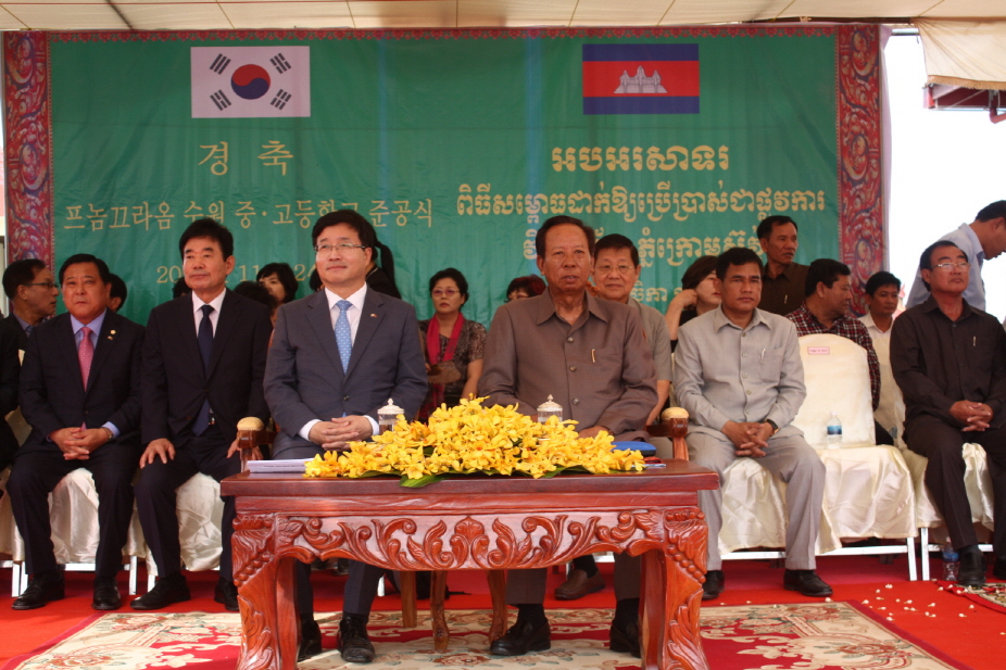  2016.11.24 캄보디아 시엠립주 프놈끄라옴 수원마을에 개교한 수원중고등학교 준공식, 염태영 시장과 띠아바인 캄보디아 부총리