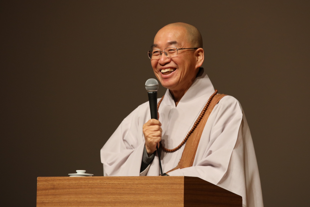 법륜스님 “검찰조사도 거부한 채 버티기에 들어간 대통령을 어떻게 해야 하는지?” 라고 묻는 청중의 질문에 법륜 스님이 답하고 있다. 
