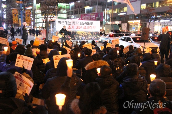24일 저녁 대전 서구 갤러리아타임월드 백화점 앞에서 열린 21번째 '박근혜 퇴진 대전시민 촛불행동'.