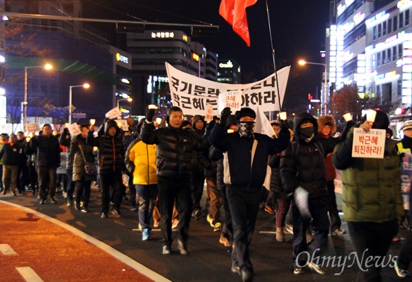 24일 저녁 대전 서구 갤러리아타임월드 백화점 앞에서 열린 21번째 '박근혜 퇴진 대전시민 촛불행동'. 사진은 거리행진을 하는 모습.