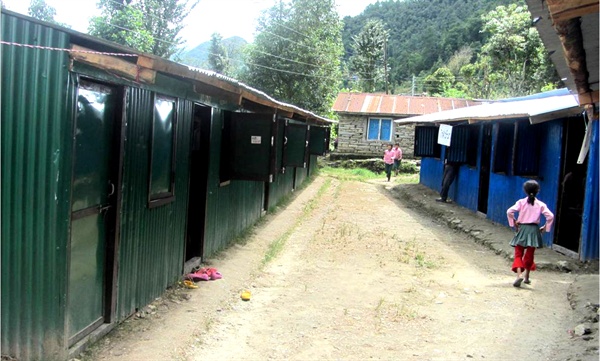 임시로 운영되고 있는네팔 데비중학교.