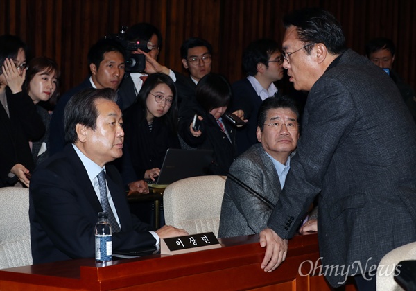 새누리당 정진석 원내대표가 25일 오전 국회에서 열린 의원총회에서 김무성 전 대표를 찾아가 얘기를 나누고 있다.