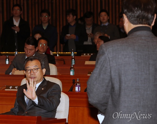 새누리당 이정현 대표가 25일 오전 박근혜 대통령 탄핵 문제를 논의하기 위한 의원총회에서 모두발언을 하지 않겠다며 거부 의사를 밝히고 있다. 오른쪽은 정진석 원내대표. 