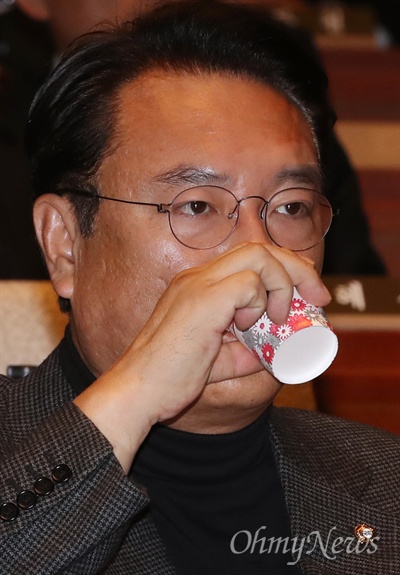 새누리당 정진석 원내대표가 25일 오전 박근혜 대통령 탄핵 문제를 논의하기 위한 의원총회에서 물을 마시고 있다.
