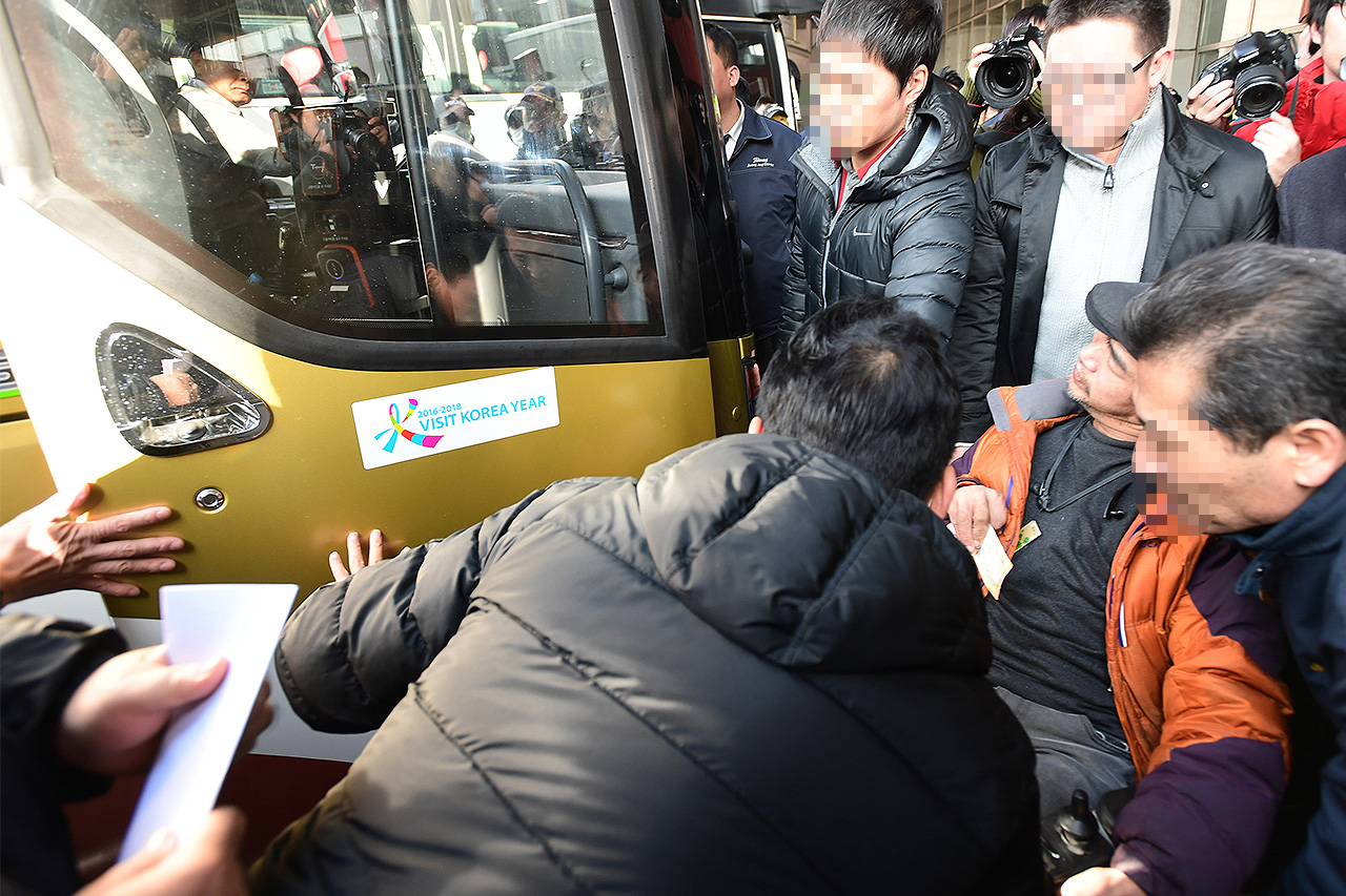  일명 '누워서 가는 고급형 프리미엄 고속버스' 운행하기 시작한 25일 오전, 전동 휠체어를 탄 장애인 한명이 광주로 향하는 '프리미엄 버스' 탑승권을 구입후 탑승을 시도했지만 터미널 관계자들이 장애인들 타고 있던 휠체어를 든채 끌어내고 있다.