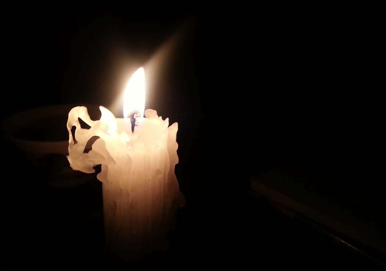 어둠을 밝히는 촛불. 촛불의 의미가 남다르게 느껴지는 요즘이다.