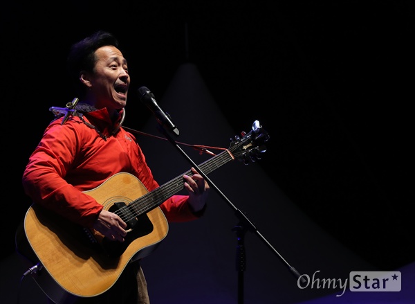  가수 강산에가 25일 오후 서울 광화문광장에서 열린 박근혜퇴진 광장촛불 콘서트 '물러나 SHOW'에서 공연을 선보이고 있다. 