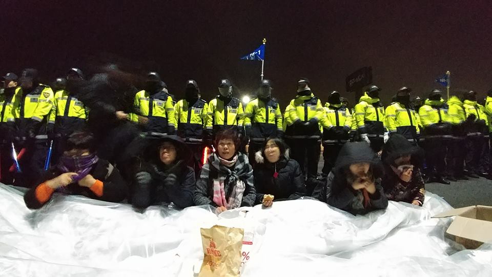 26일 밤, 양재 IC 부근에서 경찰의 진압에 막혀 노숙 투쟁을 벌이고 있는 농민들. 