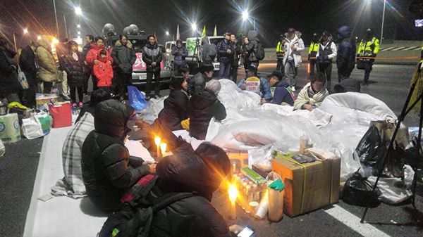 26일 새벽, 양재 IC 부근에서 노숙 투쟁을 벌이고 있는 농민들. 