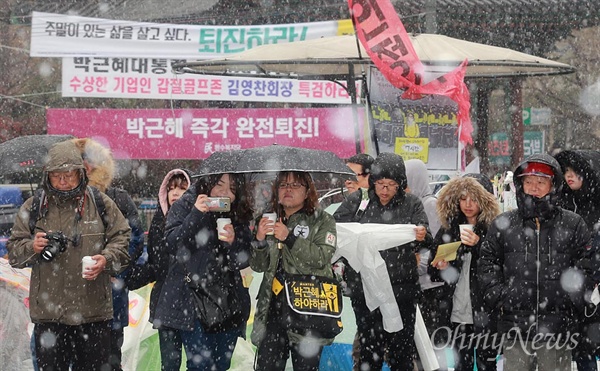 [오마이포토] 5차 촛불집회 앞두고 광화문광장에는 첫눈 '펑펑' 