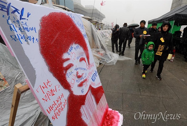 5차 촛불집회 앞두고 광화문광장에 내리는 첫눈 26일 오후 서울 종로구 광화문광장에서 열릴 '박근혜 즉각 퇴진 5차 범국민행동'에 학생가 시민들이 참석하기 위해 속속 모이고 있는 가운데, 올해 들어 첫눈이 내리고 있다.