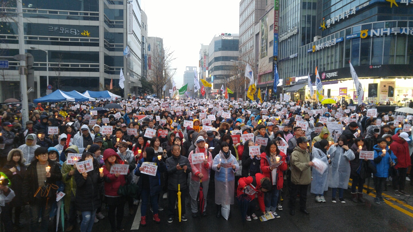  26일 오후 대전 서구 갤러리아타임월드 백화점 앞 사거리. 제2차 박근혜 퇴진 10만 대전시국대회 현장에 모인 시민들.