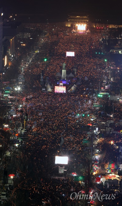 26일 오후 서울 광화문 일대에서 열린 5차 범국민대회에 참여한 시민들이 촛불을 들어올리며 박근혜 대통령 퇴진을 촉구하고 있다. 사진공동취재단 