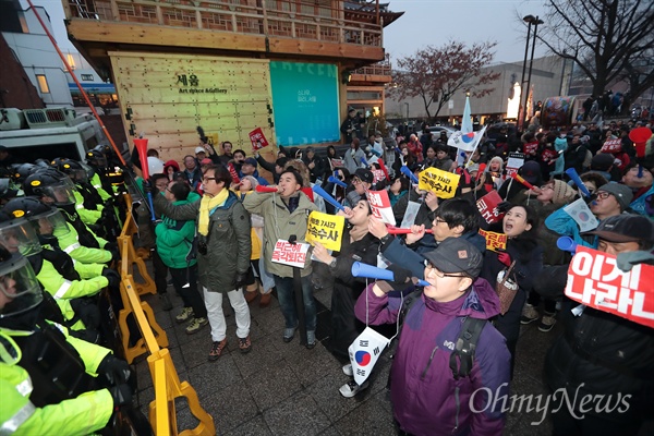 부부젤라 합창 촛불시민 박근혜즉각퇴진 5차 범국민대회에 참가한 시민들이 26일 오후 청와대 방향 소격동 국립현대미술관앞까지 행진을 벌인 뒤 청와대방향으로 부부젤라를 불고 있다.