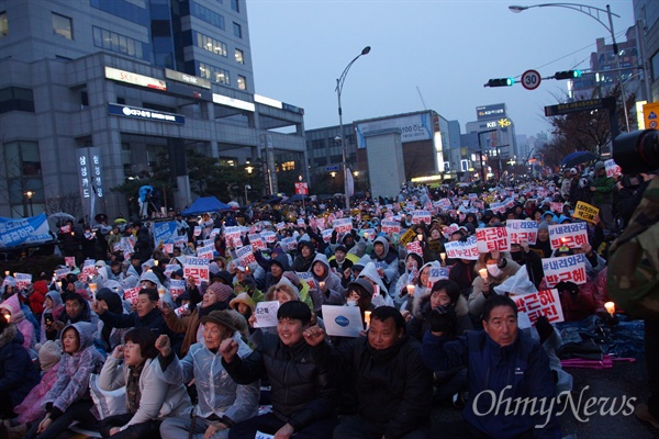 26일 오후 대구 반월당 대중교통전용지구에서 열린 '내려와라 박근혜' 시국대회에는눈비가 내리면서 일기가 좋지 않음에도 오후 6시 현재 약 1만여 명이 참석했다.