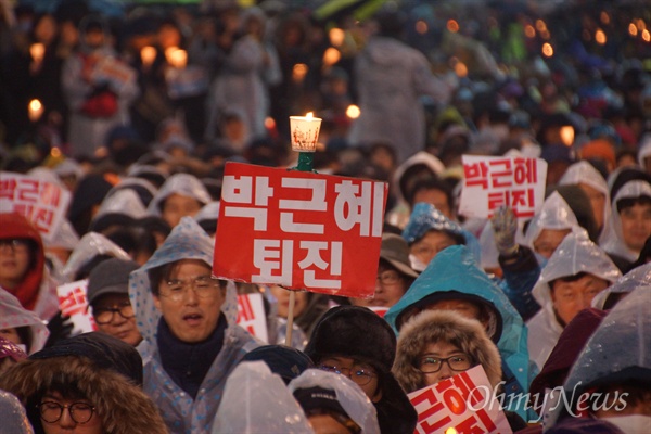 대구 반월당 대중교통전용지구에서 26일 오후 열린 박근혜 퇴진 시국대회에 참석한 시민들이 피켓을 들고 있다.