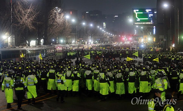 경찰, 청와대 앞 인간띠잇기 시민 강제해산 서울행정법원이 청와대 앞 200m 위치한 청운효자동주민센터 집회 행진에 대해 오후 5시 반까지 허용한 가운데, 26일 오후 서울 종로구 청운효자동주민센터 앞에서 경찰이 청와대 인간띠잇기를 벌인 시민들을 인도 위로 이동시키는 작전을 벌이고 있다.