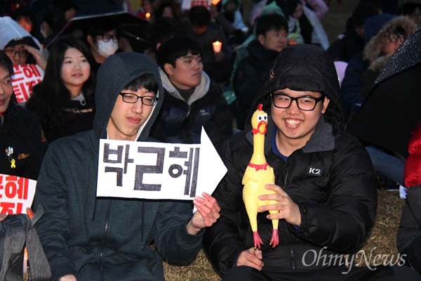 '박근혜퇴진 경남운동본부'는 26일 오후 창원광장에서 "박근혜퇴진 5차 시국대회"를 열었다.