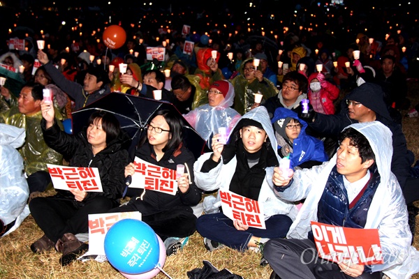 '박근혜퇴진 경남운동본부'는 26일 오후 창원광장에서 "박근혜퇴진 5차 시국대회"를 열었다.