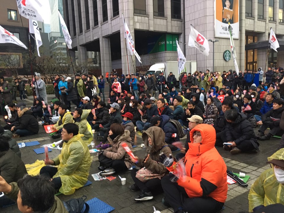  시민들과 언론노조 조합원들이 '박근혜 퇴진 언론·시민한마당'에 모인 기자들의 취재 후기를 듣고 있다. 