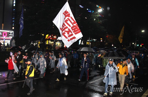  '박근혜퇴진 경남운동본부'는 26일 오후 창원광장에서 "박근혜퇴진 5차 시국대회"를 열고, 상남동 분수광장을 돌아오는 거리행진했다.