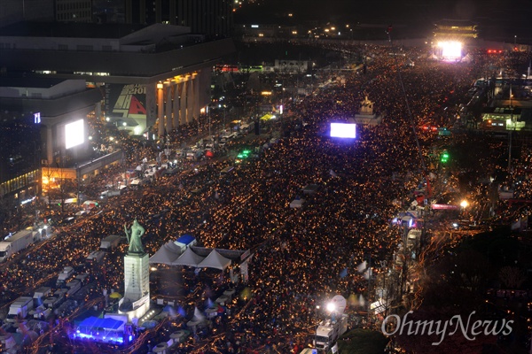 박근혜 대통령 퇴진을 요구하는 5차 촛불집회가 열린 지난 11월 26일 서울 광화문 광장이 촛불을 든 시민들로 가득차 있다. 
