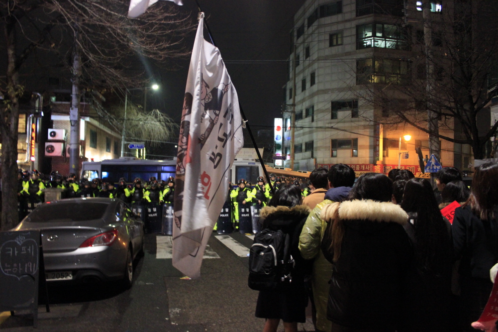 누하동에서 행진 중 경찰을 만난 중고생혁명 시위대