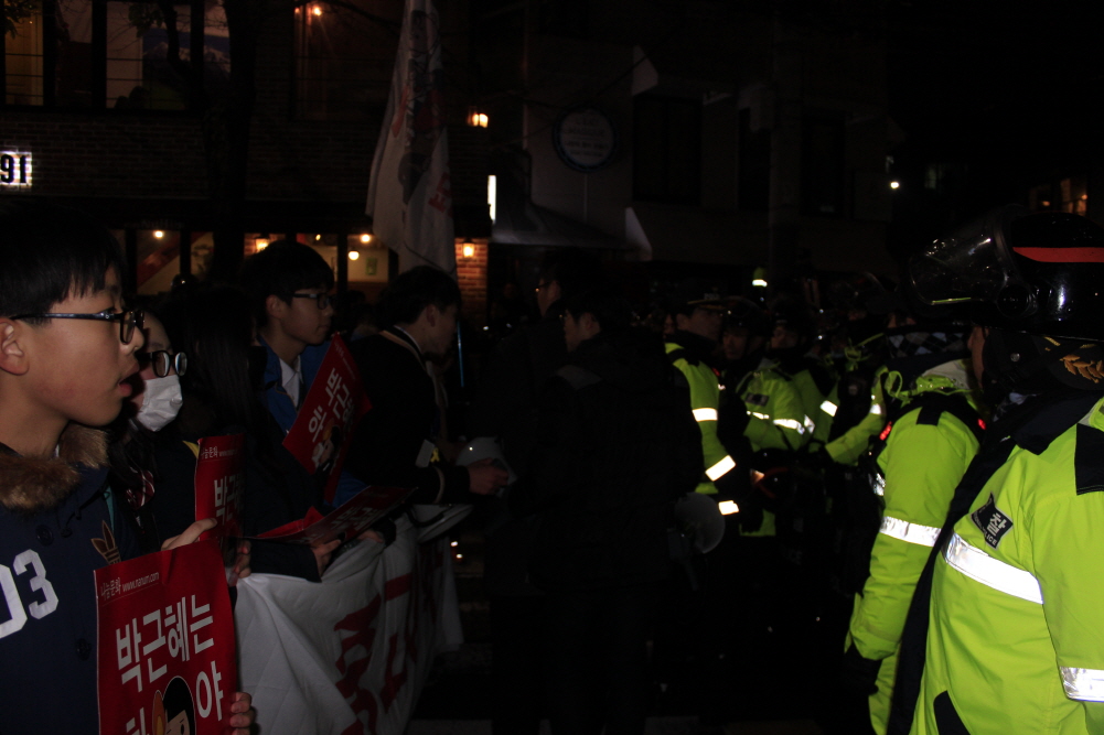 26일 열린 '박근혜 퇴진 제5차 범국민대회'에 참석한 '중고생혁명' 청소년들이 경찰과 대치하고 있다.