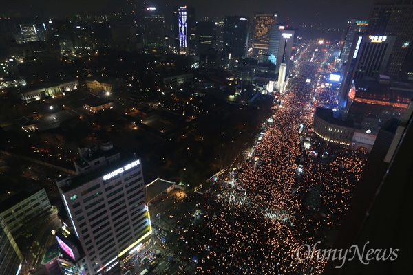 26일 오후 박근혜 대통령 퇴진을 촉구하는 5차 범국민대회에 참가한 시민들이 촛불을 들고 청와대를 향해 행진하고 있다. 