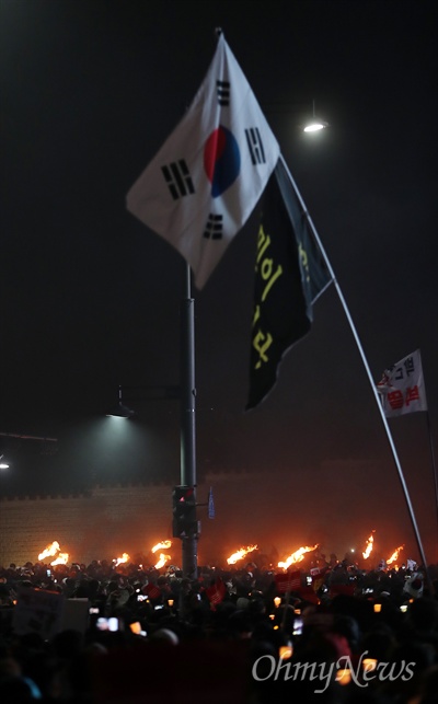 26일 오후 서울 광화문광장에서 열린 박근혜 퇴진 5차 범국민행동에서 횃불이 청와대를 향해 행진하고 있다.