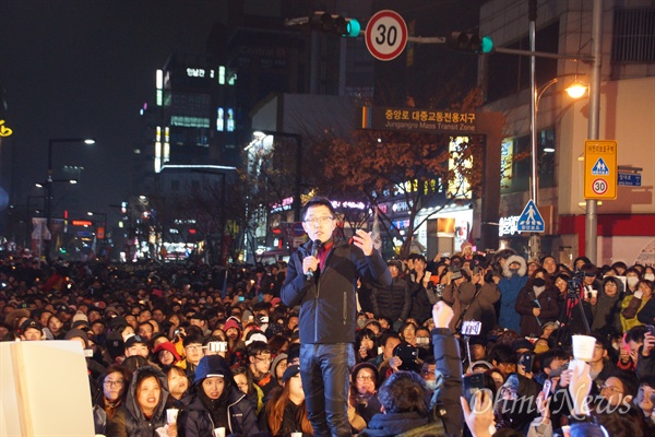 방송인 김제동씨가 26일 오후 대구 중앙로에서 3만여 명의 시민들이 모인 가운데 '만민공동회'를 진행하고 있다.