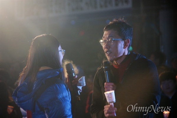 방송인 김제동씨가 26일 오후 대구시 중앙로에서 진행된 만민공동회에서 시민과 함께 대화를 나누고 있다.