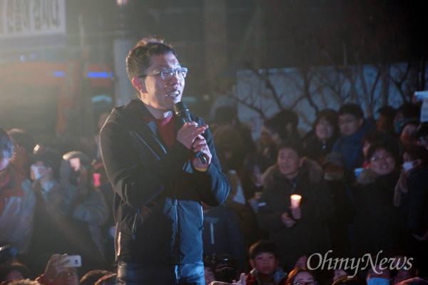 방송인 김제동씨가 26일 오후 중앙로에서 열린 대구시민 만민공동회에서 발언을 하고 있다.