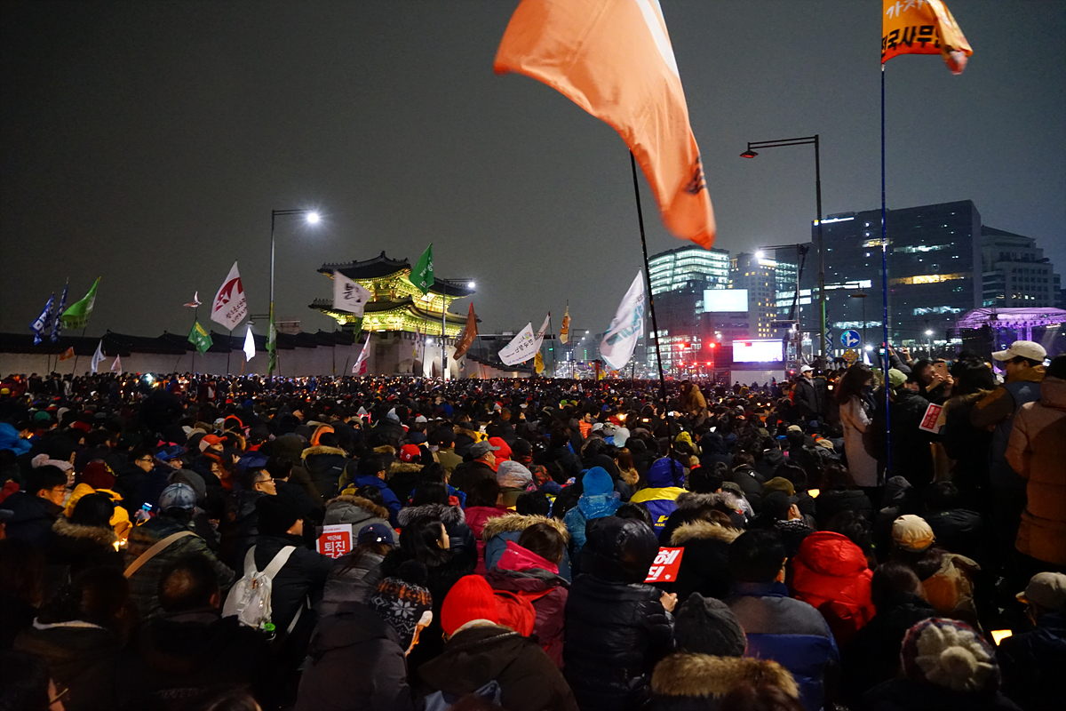 광화문에 모여 '박근혜는 퇴진하라'를 외치는 시민들