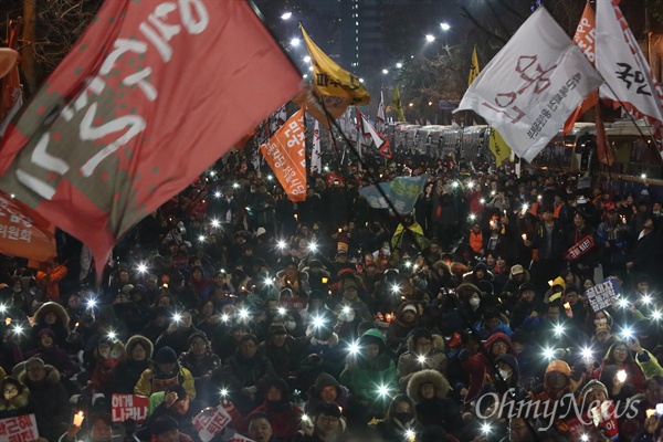 청와대 400미터앞까지 접근한 촛불시민 박근혜즉각퇴진 5차 범국민행동에 참가한 시민들이 26일 오후 청와대에서 400미터 근접한 정부서울청사 창성동별관앞에서 박근혜 대통령 퇴진을 요구하고 있다.