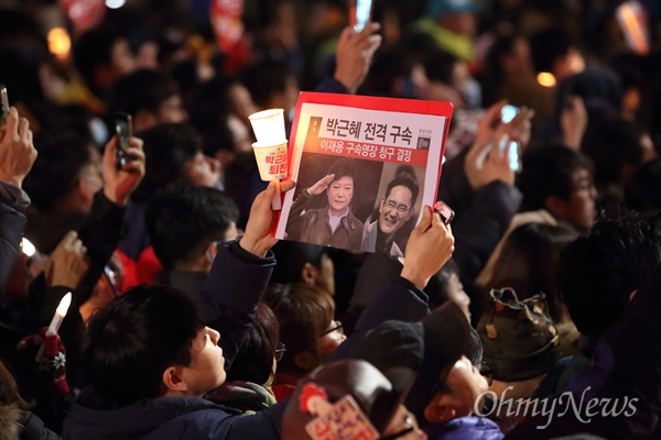 청와대 400미터앞까지 접근한 촛불시민 박근혜즉각퇴진 5차 범국민행동에 참가한 시민들이 26일 오후 청와대에서 400미터 근접한 정부서울청사 창성동별관앞에서 박근혜 대통령 퇴진을 요구하고 있다.