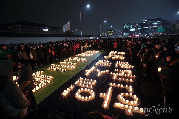 '한일군사정보보호협정 규탄' 촛불 박근혜즉각퇴진 5차 범국민행동에 참가한 시민들이 26일 오후 광화문앞에 '한일군사정보보호협정 규탄'을 촛불로 만들어 놓고 있다.