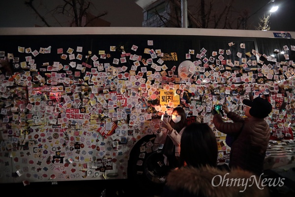 꽃 스티커로 장식된 차벽 청와대 입구에 세워진 경찰 버스에 시민들이 꽃 스티커를 붙여 놓았다.