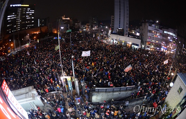  26일 오후 서울 경복궁역 인근에서 열린 '최순실 게이트' 진상규명과 박근혜 대통령 퇴진을 촉구하는 5차 촛불집회에서 시민들이 사직로를 통해 청운효자동주민센터 방향으로 행진하고 있다. 